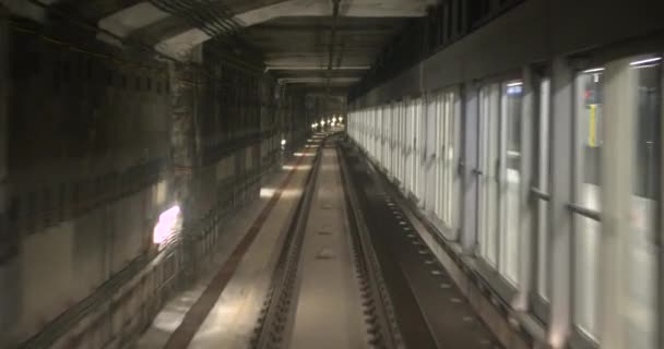 Automatisk tågtunnelbana, snabb hastighet i tunneln. Tidsfrist. — Stockvideo