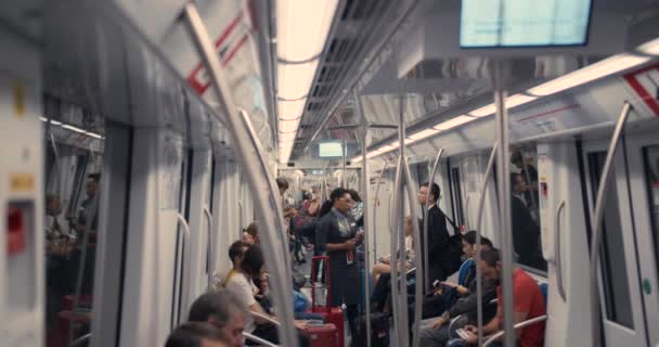 Barcellona, Spagna - 15 ottobre 2019: La gente va in metropolitana moderna in una grande città Megalopoli . — Video Stock