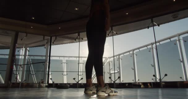 Fitness žena dřepí. Scéna v nádherné tělocvičně. — Stock video