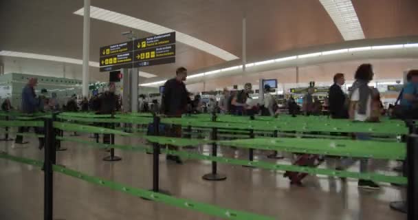 Barcelona, Espanha - 20 de outubro de 2019: Pessoas caminhando dentro do terminal do Aeroporto Internacional de Barcelona. Aeroporto internacional moderno . — Vídeo de Stock