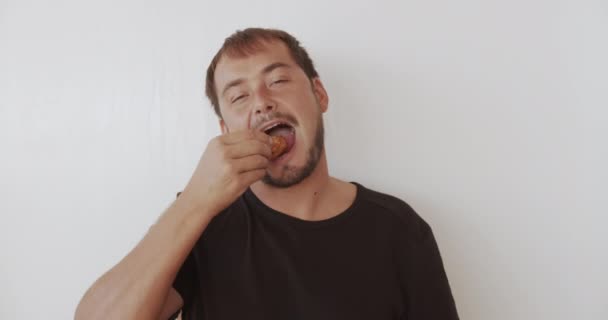 Man eats fast food, chicken nuggets, wings and french fries, close-up. — Stockvideo