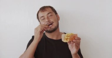Patates kızartması yiyen mutlu bir adam. Sağlık ve gıda konsepti.
