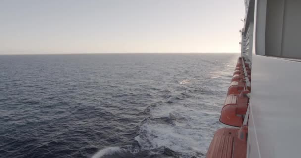 Bote salvavidas en crucero en el mar. Vista desde arriba . — Vídeos de Stock