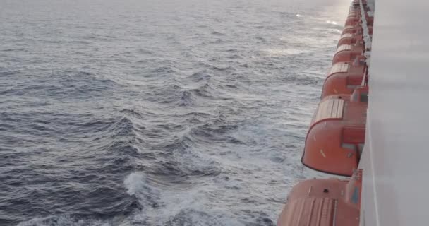 Reddingsboten op dek van cruiseschepen met uitzicht op zee. — Stockvideo