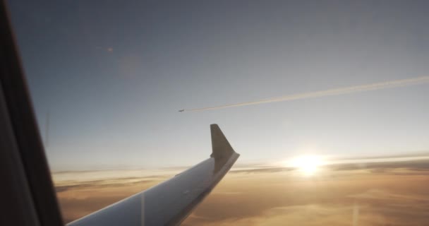 Vliegtuig vlucht boven de wolken. Rood-oranje zonsondergang. — Stockvideo