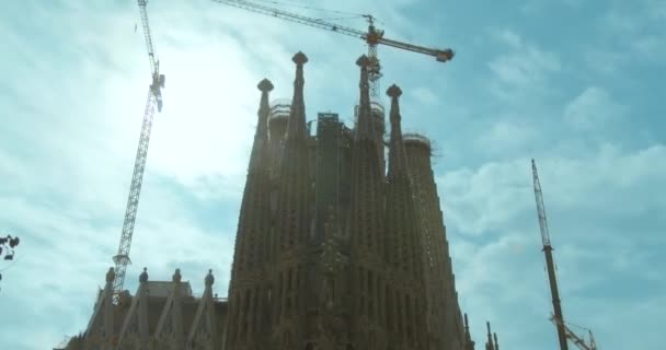 Barcelona, España - 15 de octubre de 2019: Sagrada Familia - la catedral diseñada por Gaudí, Barcelona, España. Cronograma . — Vídeos de Stock