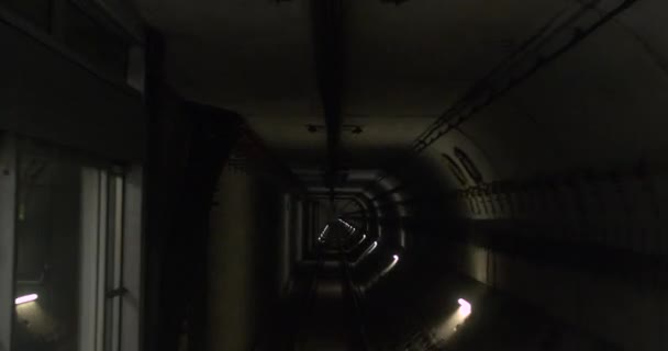 Vue du tunnel du métro. Train souterrain rapide dans le tunnel de la ville moderne . — Video