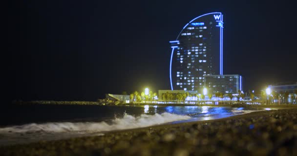 Barcelona, Spain - October 15, 2019: Barcelona, Spain. View of the hotel-sail on the beach of Barceloneta in night. — Stock Video
