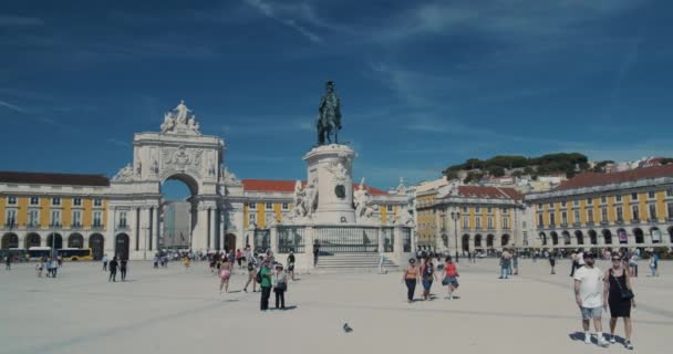 Lisboa, Portugal - CIRCA 15 de octubre de 2019: Plaza Comercio y Arco de la Rua Augusta en Lisboa, Portugal . — Vídeo de stock