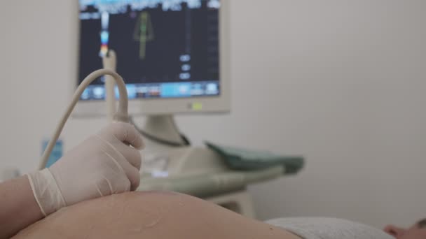 Il medico utilizza attrezzature a ultrasuoni per la donna incinta . — Video Stock