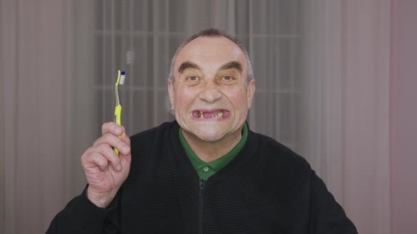 Um homem com má dentição. Um homem com um sorriso feio sorri. Um homem mostra os dentes podres. Doença periodontal . — Vídeo de Stock