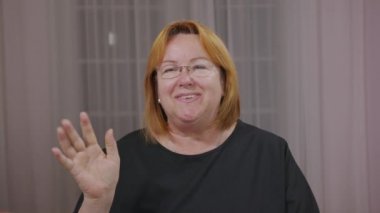 Kameraya gülümseyen dişsiz kadının portresi. Yakın çekim.