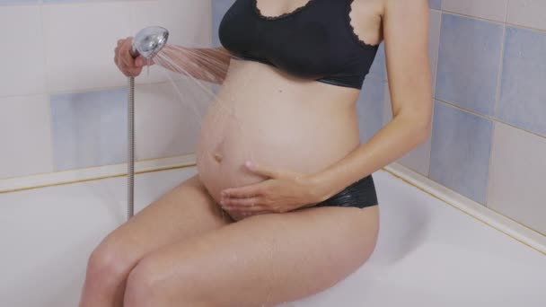 임산부들 이 샤워실 에서 배를 막고 있어. 클로즈업. — 비디오