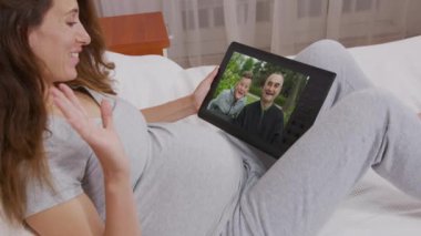 Genç kadın anne videosu dizüstü bilgisayardan arıyor mutlu çocuk ve büyükbaba ile webcam aracılığıyla bilgisayar ekranında konuşuyor. Videocall, aile sohbeti konsepti. Omuz üstü yakın görünüm.