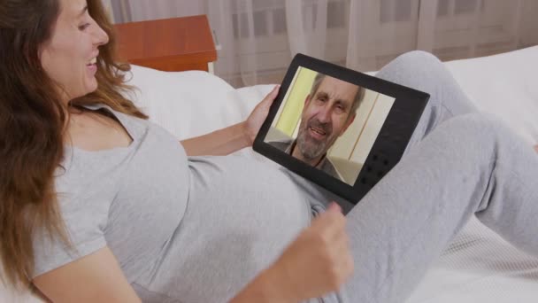 Ung voksen kvinde datter kalder ældre far på bærbar computerskærm. kvinde taler med webcam. Videocall, familie chat koncept. Over skulderen tæt op visning. – Stock-video