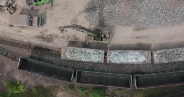 Hava görüntüsü. Geniş Kazı Alanı, Kazı İşlemleri devam ediyor. Arabalara taş yüklüyorlar..