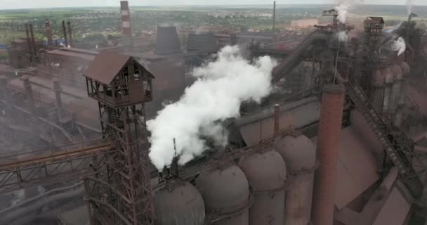 Aéreo épico de tubos com emissão de fumaça branca. Tubos de plantas poluem a atmosfera. Poluição industrial da fábrica, gases de escape da chaminé. Zona da indústria, tubos vermelhos e brancos, fumaça grossa plumas . — Vídeo de Stock