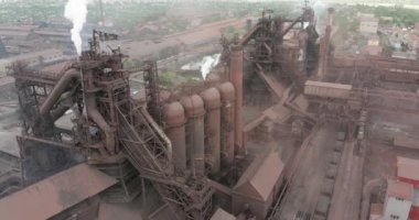 Beyaz duman emisyonlu destansı borular. Bitki boruları atmosferi kirletir. Endüstriyel fabrika kirliliği, baca bacası egzoz gazı. Sanayi bölgesi, kırmızı ve beyaz borular, kalın duman bulutları.