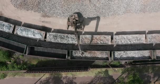 Вид с воздуха. Обширный участок земляных работ с продолжающейся эксплуатацией экскаваторов погрузки камней на вагоны . — стоковое видео