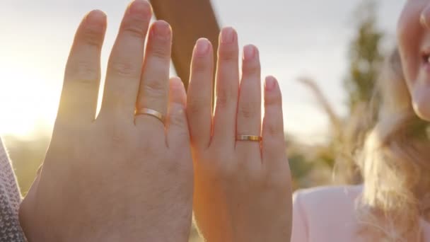 Close up. Hands of man and woman with wedding rings, groom and bride standing on ceremony. — Stock Video