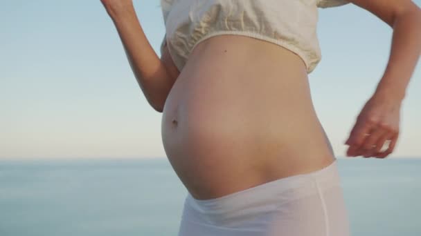 Mamá embarazada bailando. Concepto Embarazo y Maternidad. Primer plano. . — Vídeo de stock