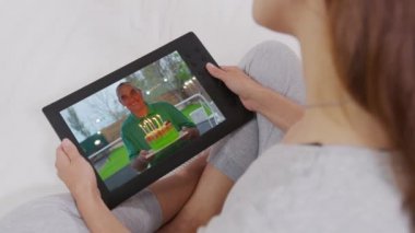 Doğum gününde video araması yaparak babasını tebrik eden bir kadın. Ev karantinası, sosyal uzaklık, kişisel izolasyon..