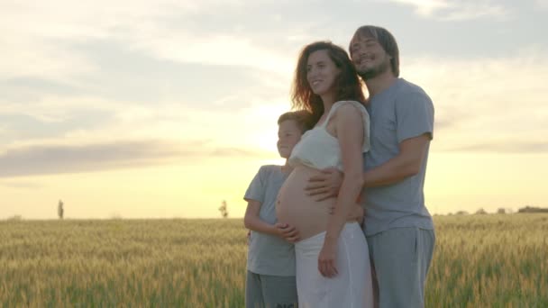 Famille attrayante avec un adorable bébé ils sont enceintes . — Video