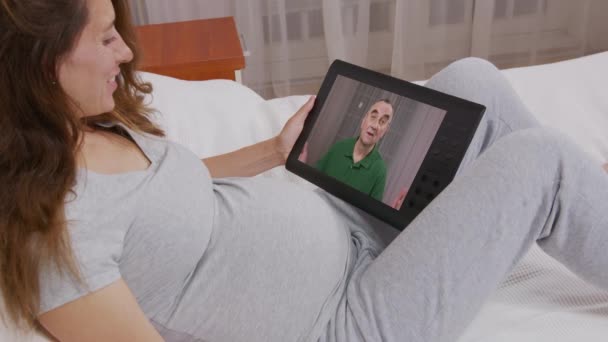 若い大人の女性の娘は、ラップトップコンピュータの画面上でお父さんを呼び出します。ウェブカメラで話してる女性。ビデオコール、家族のチャットの概念. — ストック動画