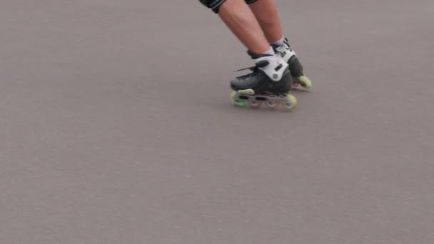 Pernas de close-up de um jovem está patinando profissionalmente . — Vídeo de Stock