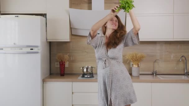 Feliz Concepto de Embarazo Saludable. Mujer embarazada bailando y cocinando en la cocina . — Vídeo de stock