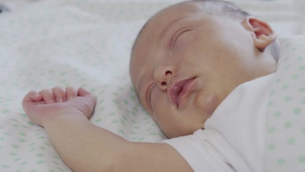 Bébé nouveau-né premiers moments de la vie. — Video