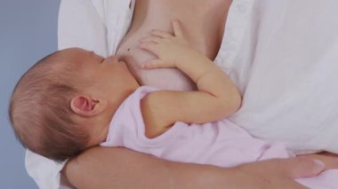 Kadın yeni doğmuş bebeği emziriyor. Anne yeni doğan kızı emziriyor. Emzirme kavramı. Bebek yiyen anne..