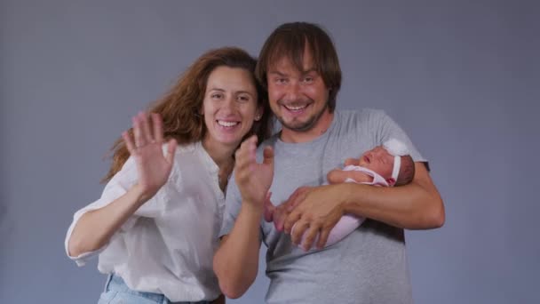 Familia feliz tener video madre y padre con los niños saludando a los amigos en el teléfono móvil disfrutando de la comunicación en línea . — Vídeo de stock