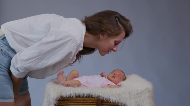 어머니와 갓 태어난 아기. 새로 태어난 아기를 안아 주고 입을 맞추고 껴안아 주는 어머니가 행복하다. 느린 동작. — 비디오