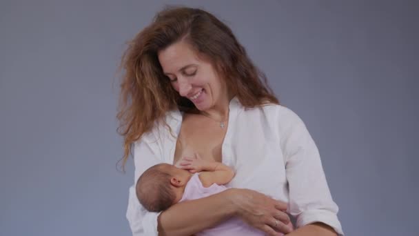 Vrouw die pasgeboren baby borstvoeding geeft. Moeder die pasgeboren meisje borstvoeding geeft. Borstvoeding geven. Baby etende moeder. — Stockvideo