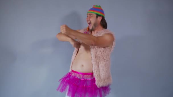 Jonge grappige freak. Een meme verkleed. Guy gay. — Stockvideo