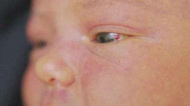 İlk günlerinde uyanıp gözlerini açan yeni doğmuş bir bebeğin yüzünü kapatıyoruz. Yeni doğmuş bir bebek bir rüyada yüzünü buruşturur. Hayatın ilk dakikalarında yenidoğan.