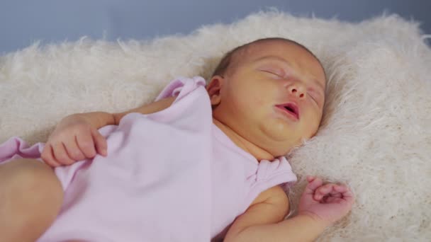 Un bellissimo neonato dorme dolcemente in un comodo letto. Neonato, Cura dei bambini, Sonno confortevole, Bambino addormentato. — Video Stock