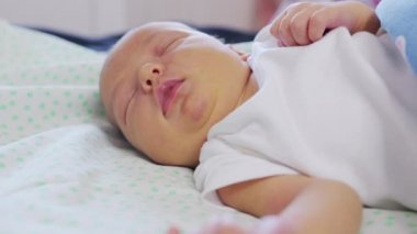 İlk günlerinde uyanıp gözlerini açan yeni doğmuş bir bebeğin yüzünü kapatıyoruz. Yeni doğmuş bir bebek bir rüyada yüzünü buruşturur. Hayatın ilk dakikalarında yenidoğan.