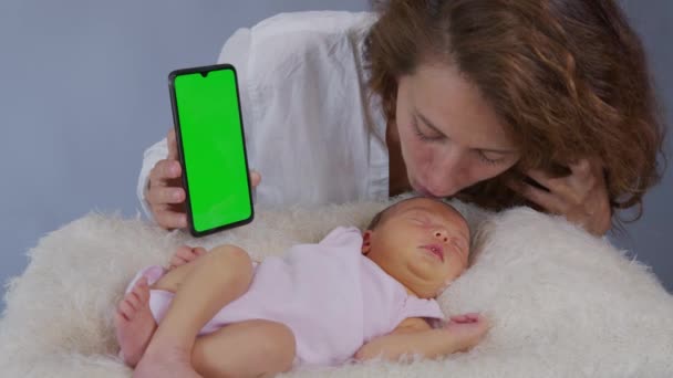 Famille heureuse ayant mère vidéo avec des enfants saluant bavarder avec des amis sur téléphone mobile profiter de la communication en ligne. — Video