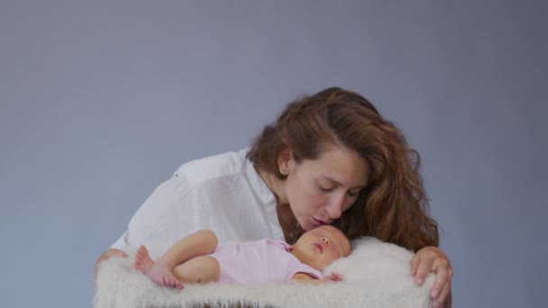 Mère et son nouveau-né. Mère heureuse tenant son nouveau-né Bébé fille baisers et câlins. Mouvement lent. — Video