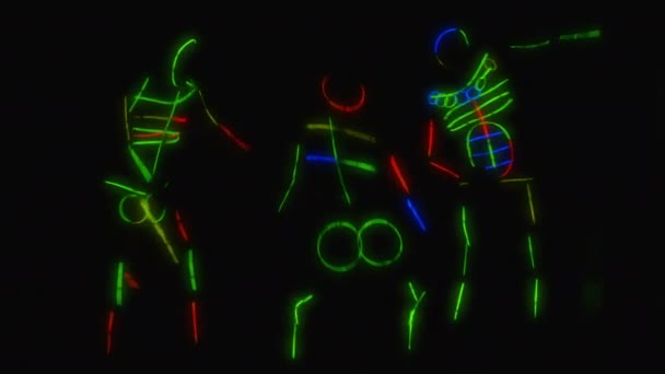 Gruppo di danza si esibisce in futuristici costumi metallici al neon. — Video Stock