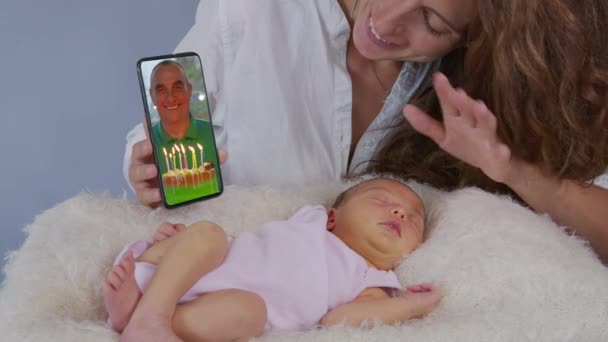 Père félicitant une femme pour son anniversaire en utilisant un appel vidéo. Quarantaine à domicile, distanciation sociale, isolement personnel. — Video