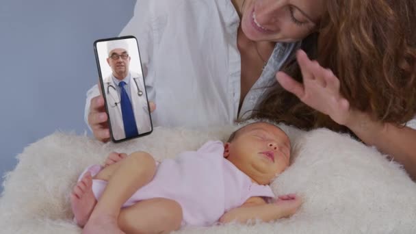 Diagnostic consulter concept en ligne : Patient consulter un médecin pour le traitement via smartphone, télémédecine, e-santé, médical en ligne. — Video