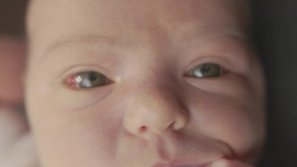 Baby neugeboren ersten Augenblicke des Lebens. — Stockvideo