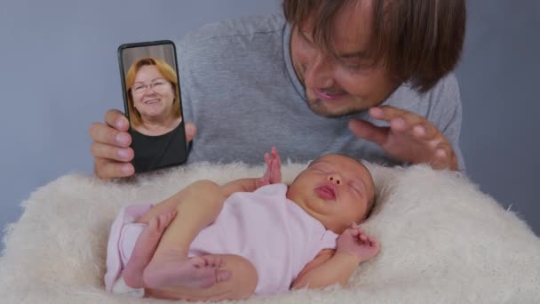 Famiglia felice avere un video padre con i bambini che salutano chiacchierando con gli amici sul telefono cellulare godendo di comunicazione online. — Video Stock