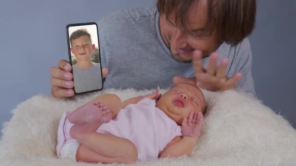 Boldog család videó apa gyerekekkel integető csevegés barátaival mobiltelefonon élvezi az online kommunikációt. — Stock videók