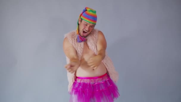 Unga lustiga missfoster. Ett meme som klär ut sig. Killen är gay. Rolig man dansar. — Stockvideo