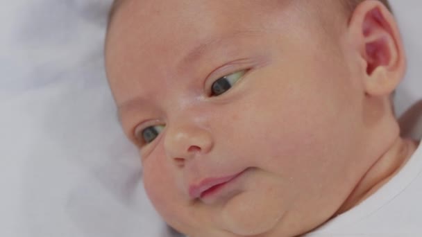 Baby neugeboren ersten Augenblicke des Lebens. — Stockvideo