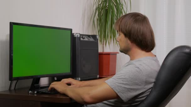 Prise de vue de l'homme tapant sur le clavier de l'ordinateur portable avec écran vert, Travailler à partir de la maison, Personne de bureau à domicile en utilisant un ordinateur portable avec écran vert clé chroma. — Video